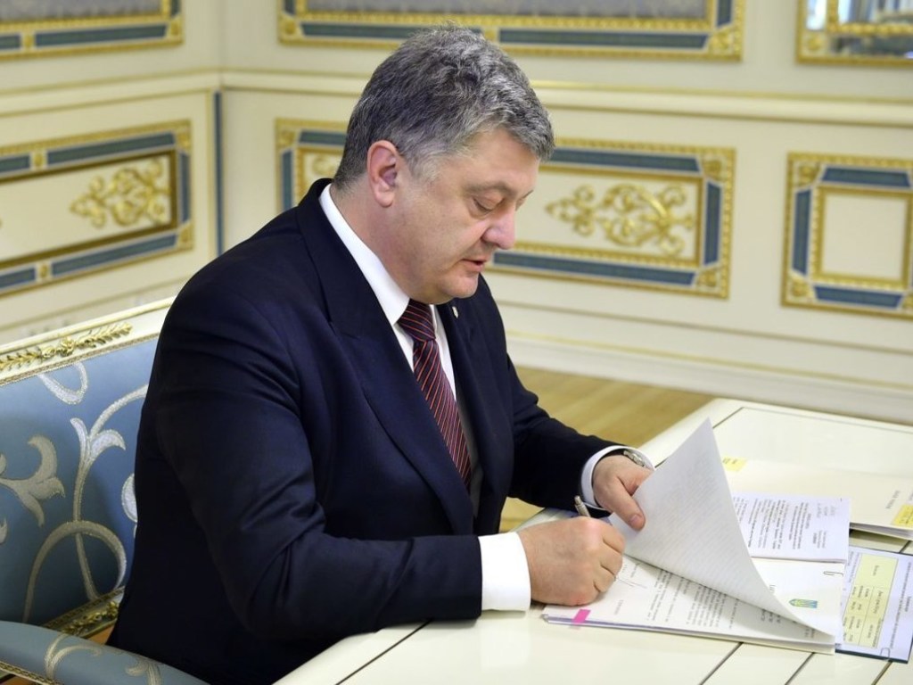Порошенко подписал закон об «особом статусе Донбасса»