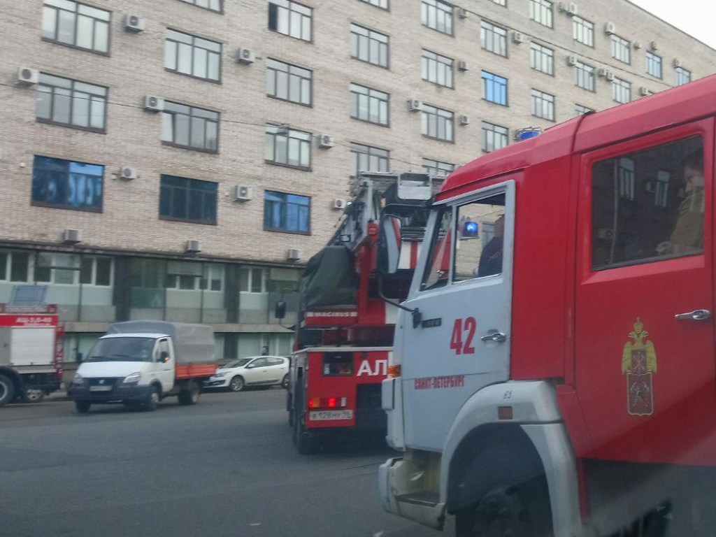 В Санкт-Петербурге в здании Росморпорта прогремел взрыв, сотни людей эвакуированы