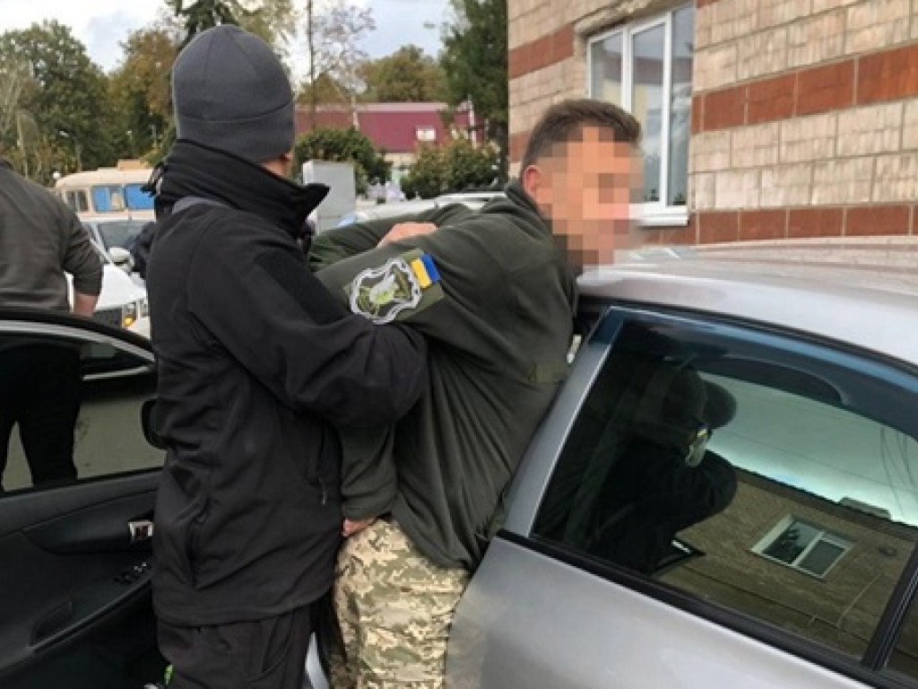 Руководителя военкомата задержали на взятке в Хмельницкой области (ФОТО)