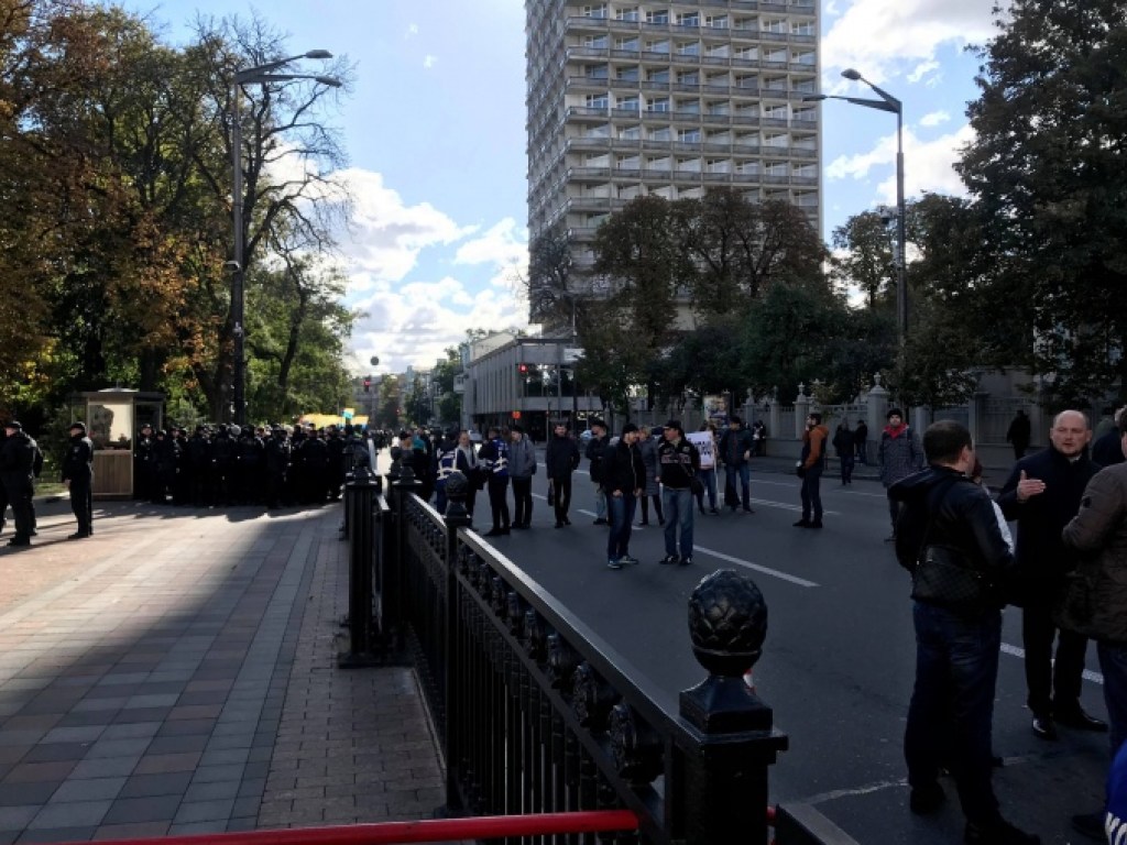 Улица Грушевского в Киеве перекрыта: ученые требуют повышения зарплат