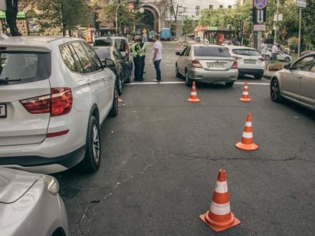 В Киеве водитель попал в ловушку, которую устроили работники коммунальных служб (ФОТО)
