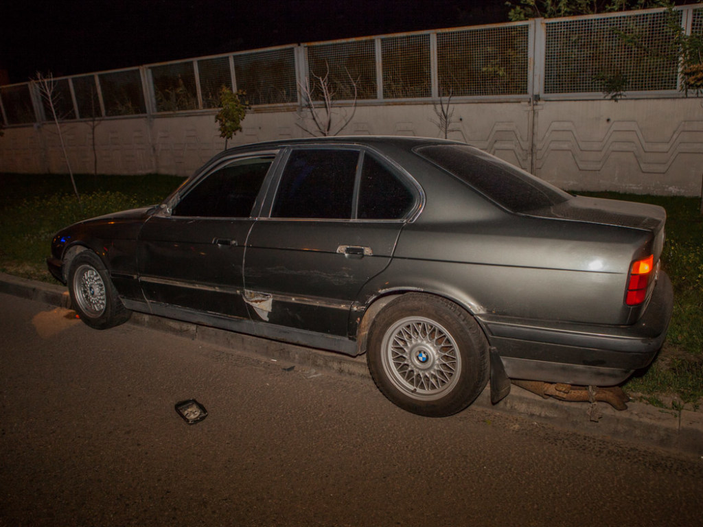 Хотел обогнать автобус: в Днепре BMW влетел в «Славуту», пострадали двое мужчин (ФОТО)