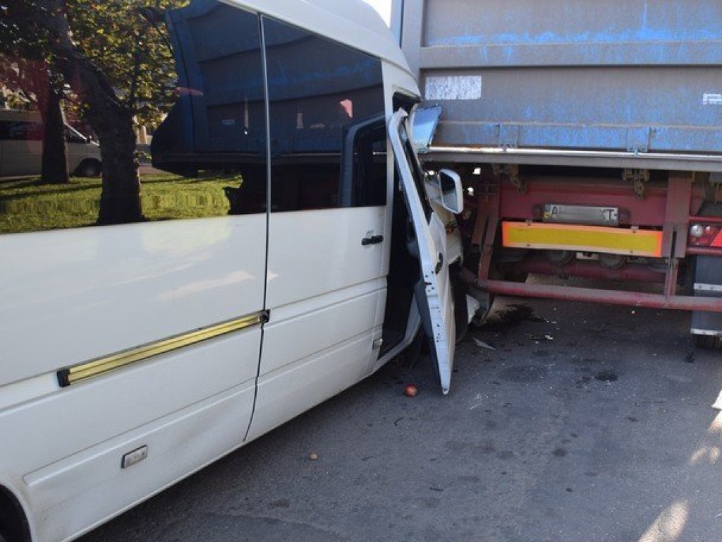 Появились подробности столкновения маршрутки и тягача в Николаеве: пострадали 5 детей и 5 взрослых (ФОТО)