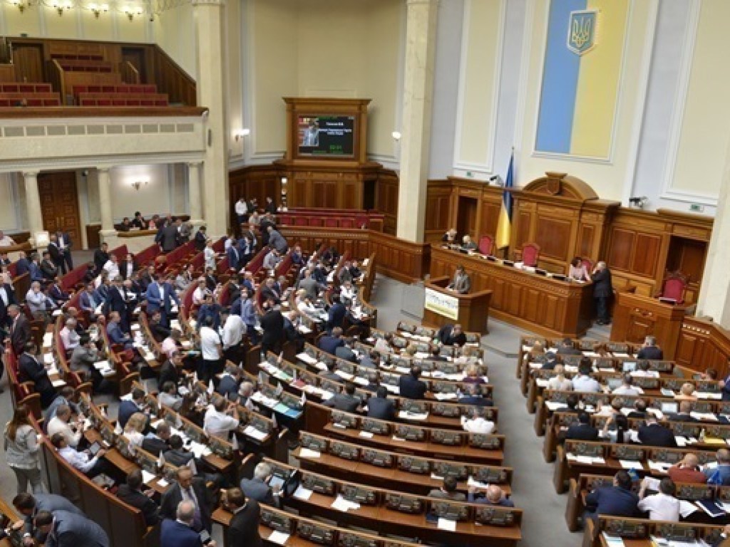 Парламент продлил действие закона об особом статусе Донбасса по инициативе Порошенко