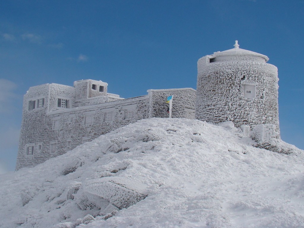 На горе Поп Иван Черногорский в Карпатах лежит полметра снега