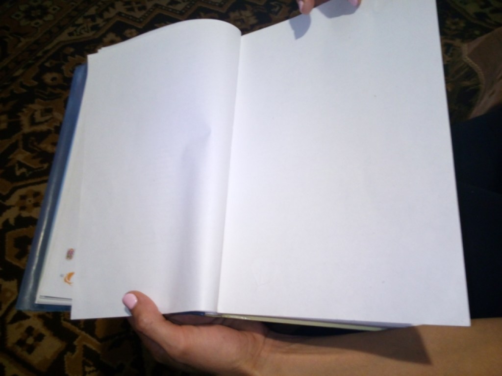 Школьнику в Мелитополе выдали учебник с пустыми страницами (ФОТО)