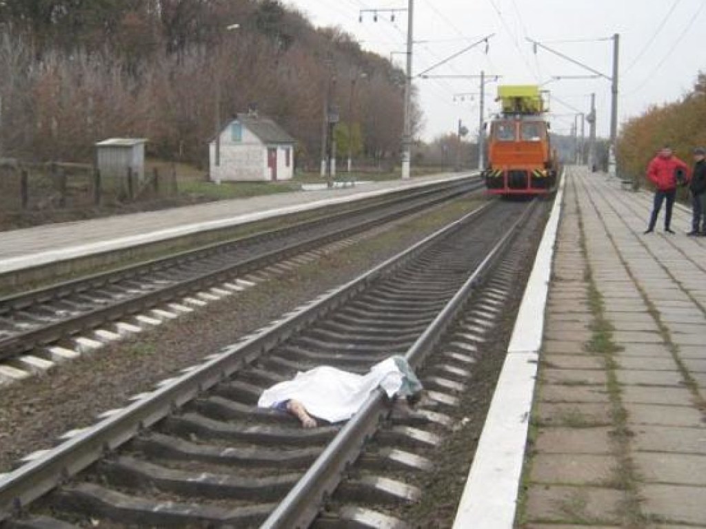 В Мукачево мужчина бросился под поезд