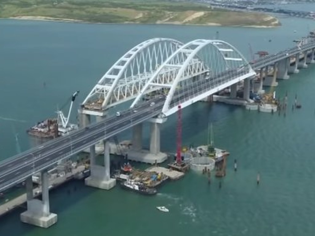 Часть конструкции Керченского моста упала в море