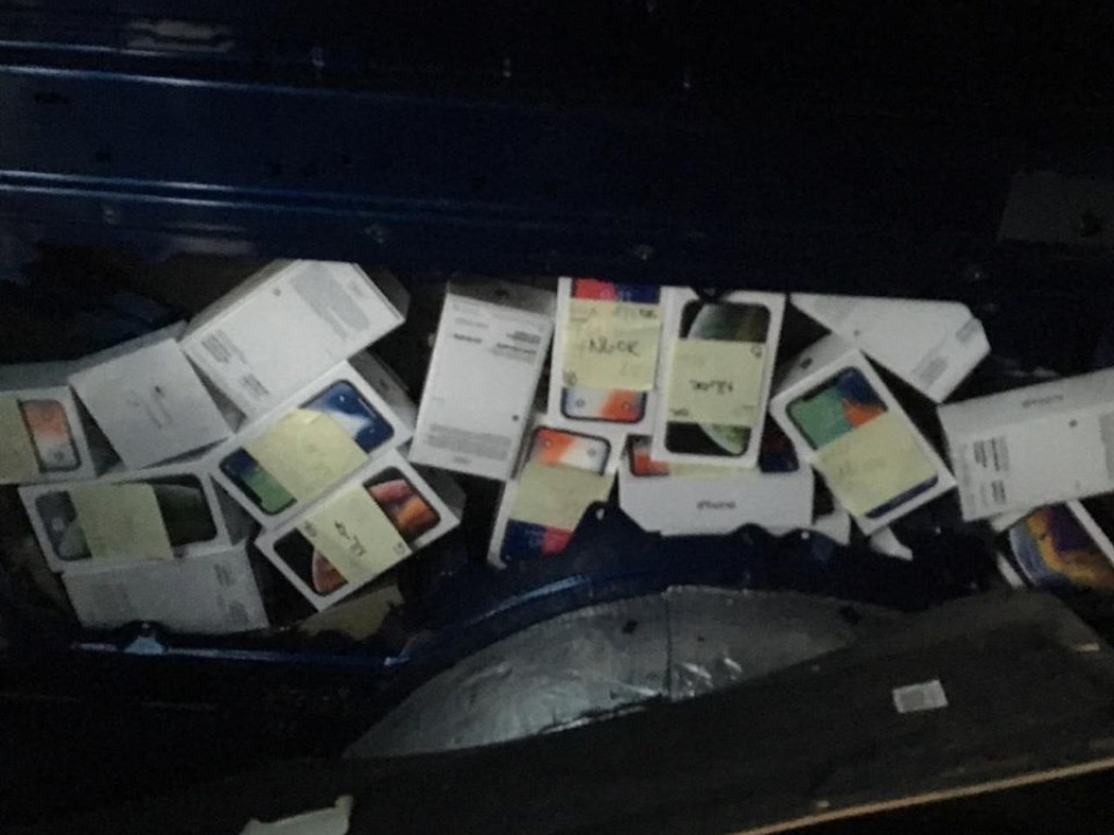 Сотрудники львовской таможни нашли и изъяли 67 телефонов IPhone X max (ФОТО)