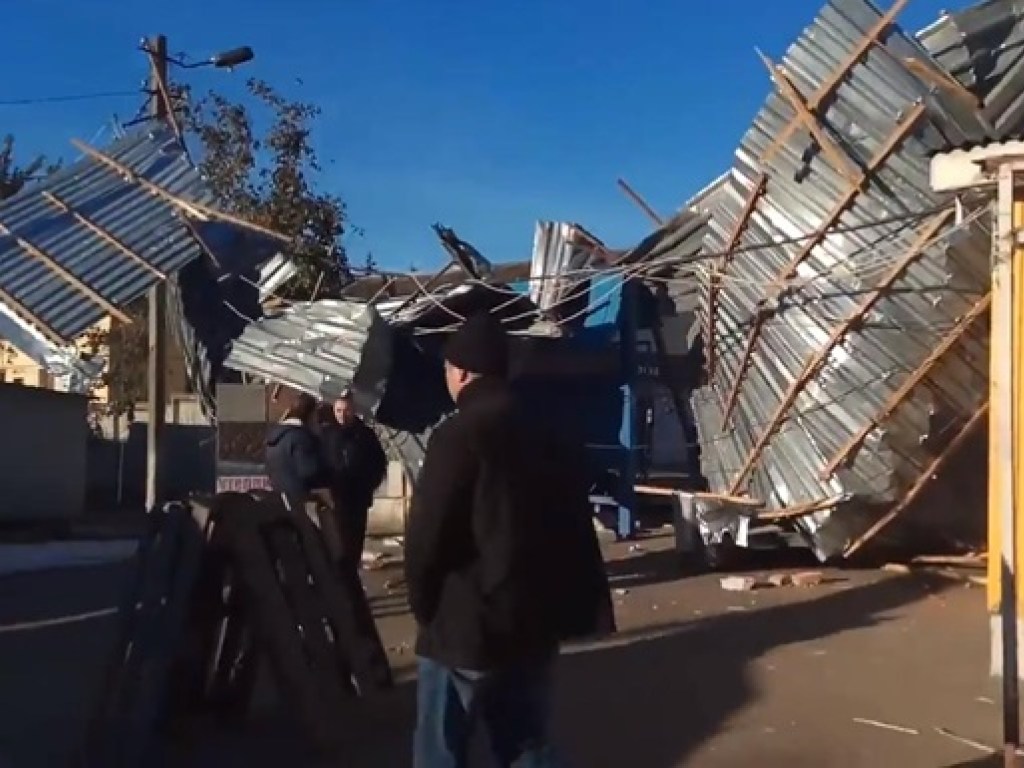 Сильным ветром в Кропивницком на оптовом рынке снесло крышу (ФОТО)