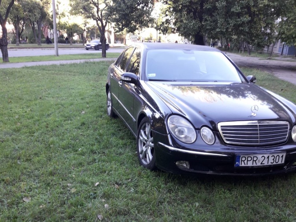 В Запорожье Mercedes на «евробляхах» влетел в газон у жилого дома (ФОТО)