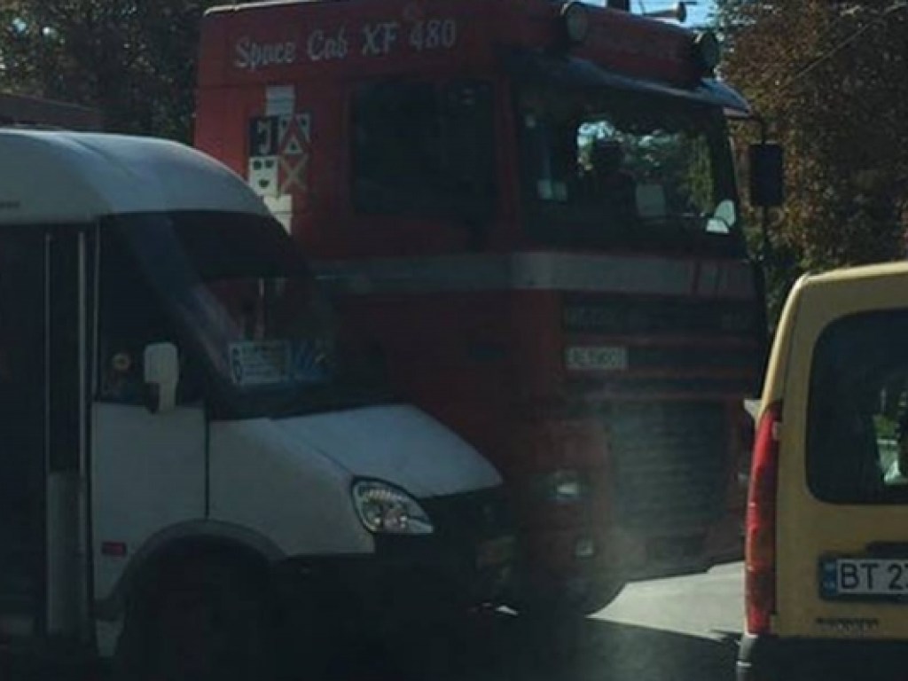 В Херсоне столкнулись грузовик и маршрутка (ФОТО)