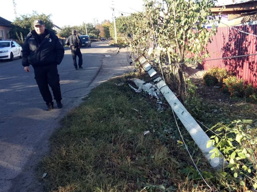  В Сумской области машина снесла электроопору