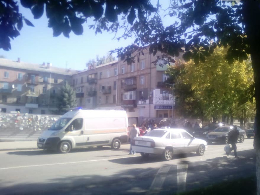 В Новомосковске таксист сбил девушку на «зебре»