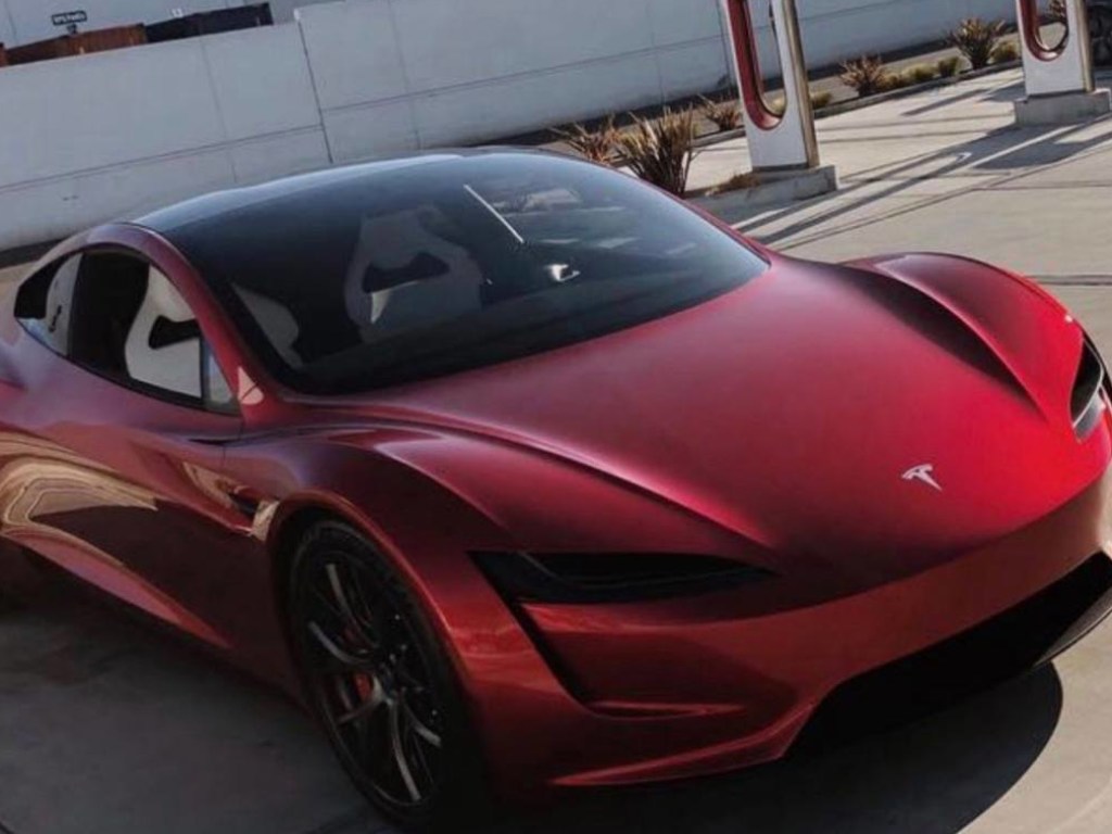 Второе поколение: в сети появились фото электрокара Tesla Roadster