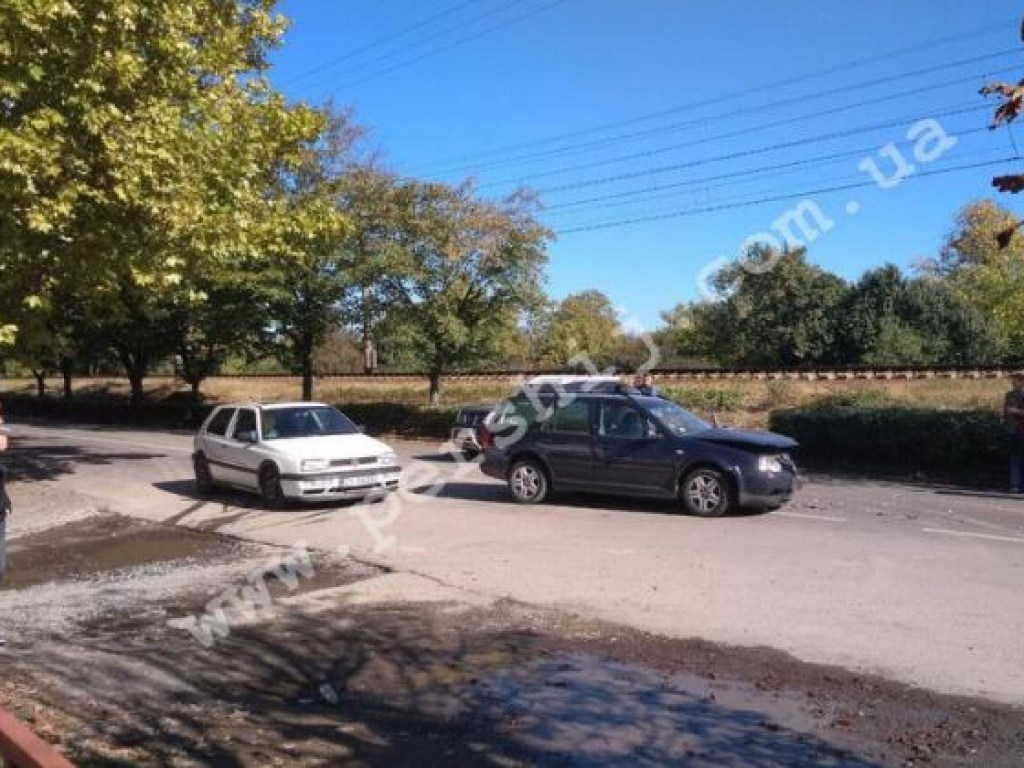 В Мукачево дорогу не поделили джип и Volkswagen (ФОТО)