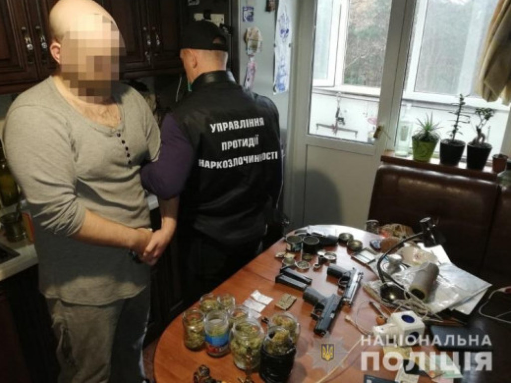 Киевлянина задержали за хранения оружия и наркотиков (ФОТО, ВИДЕО)