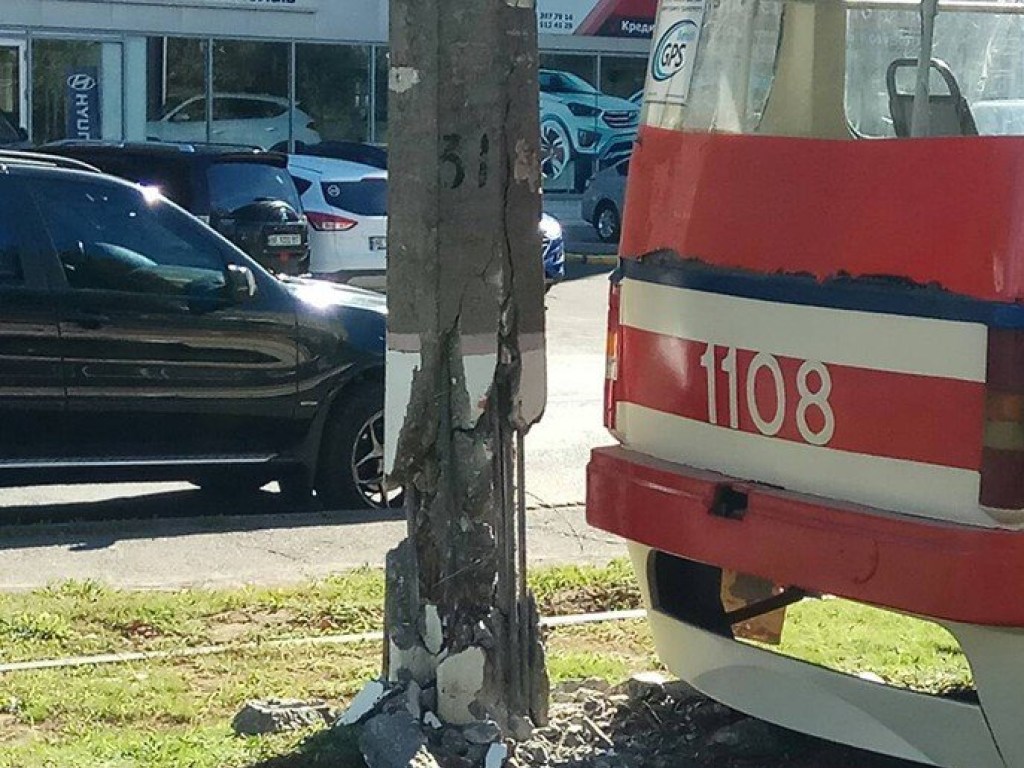 В Николаеве трамвай сошел с рельсов и повредил электроопору (ФОТО)