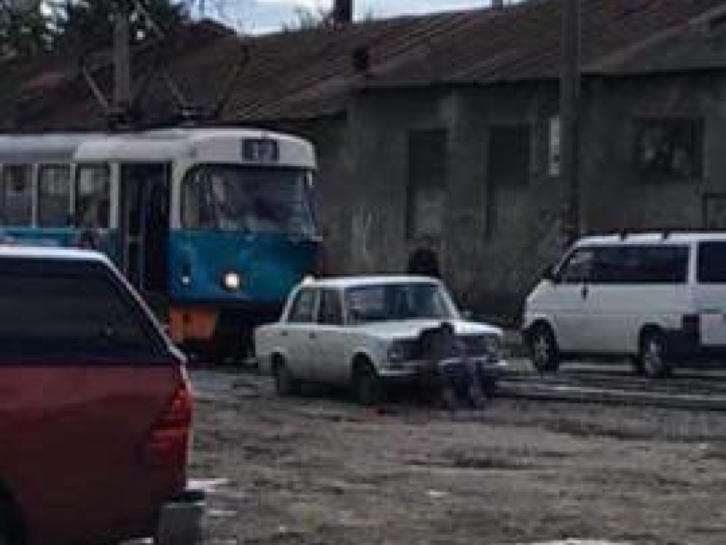 В Харькове на рельсах застряли несколько автомобилей (ФОТО)