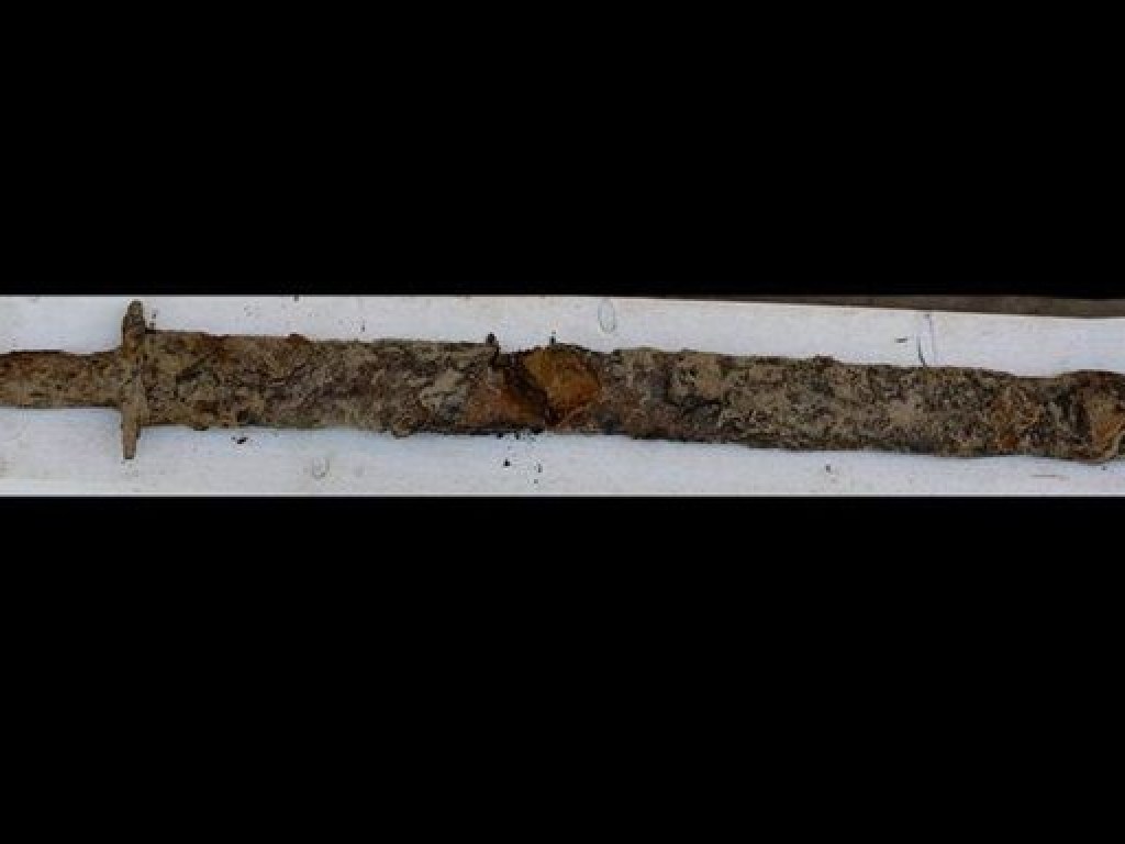 В Швеции ребенок нашел артефакт – меч викингов, изготовленный 1,5 тысячи лет назад (ФОТО)