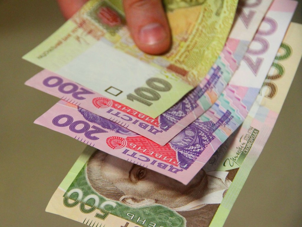 Мошенник в Одессе заплатил сувенирными деньгами за покупки на АЗС и в магазине