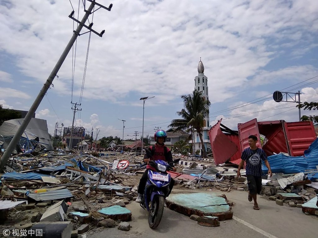 Трагедия в Индонезии: Из-за землетрясения выросло количество жертв, тела срочно хоронят