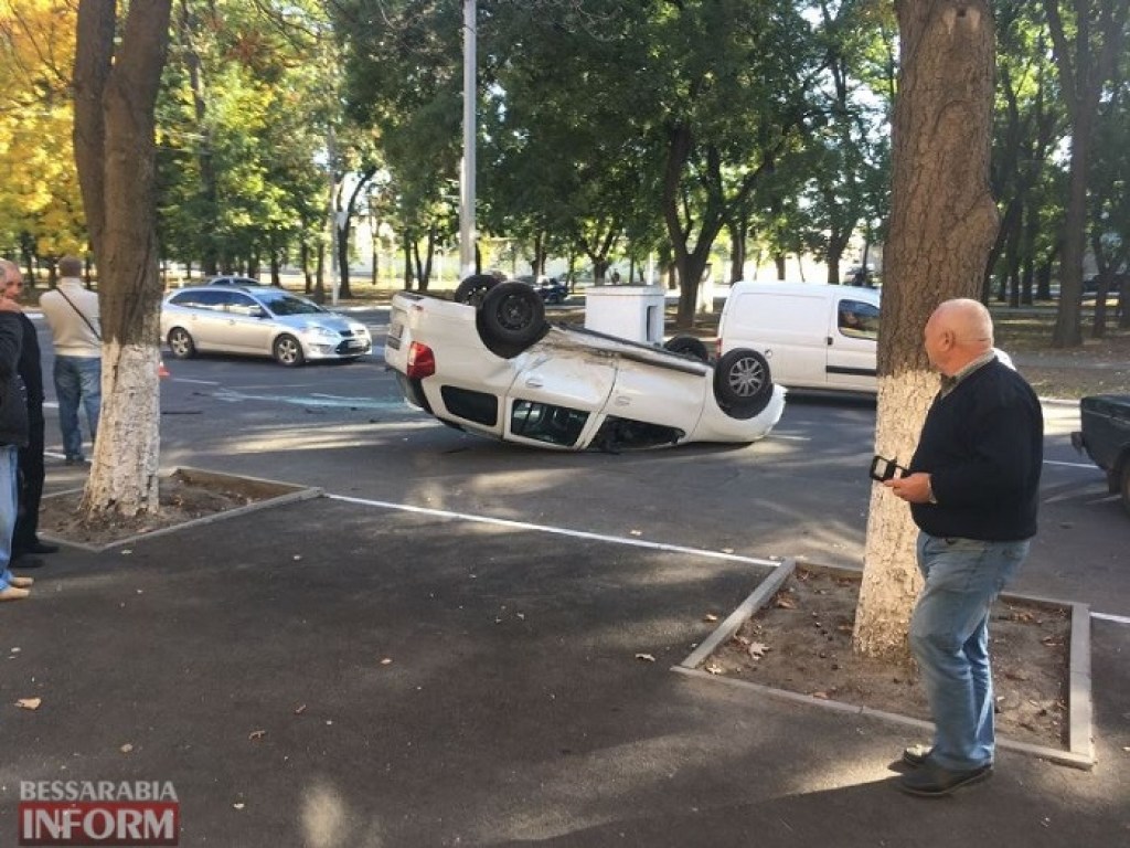 Водитель не уступил дорогу авто: в Измаиле столкнулись Mitsubishi и Renault, пострадала девочка (ФОТО)