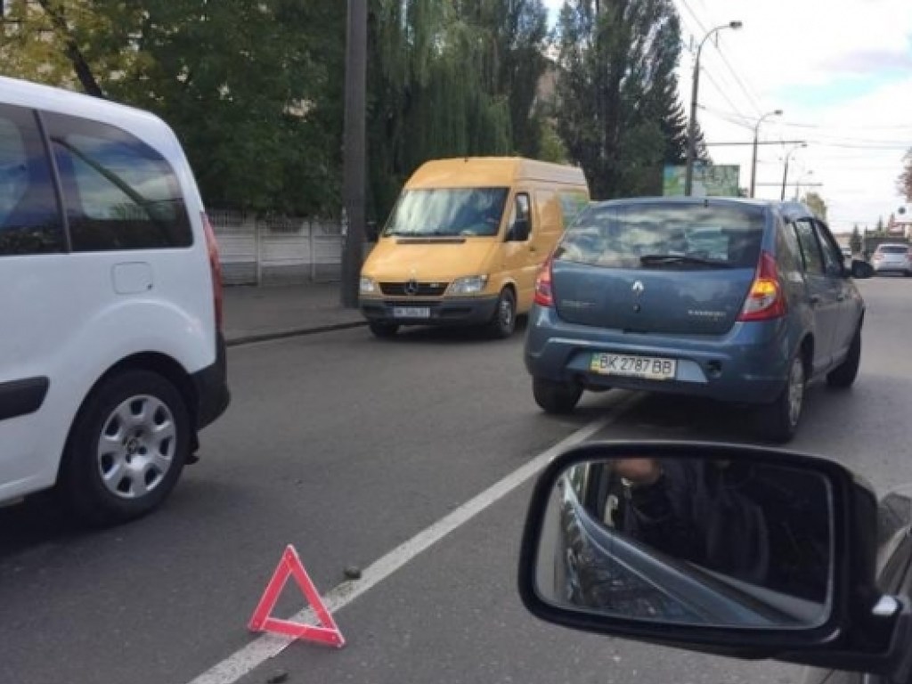 В Киеве на Курчатова Renault сбил 53-летнего мотоциклиста (ФОТО)