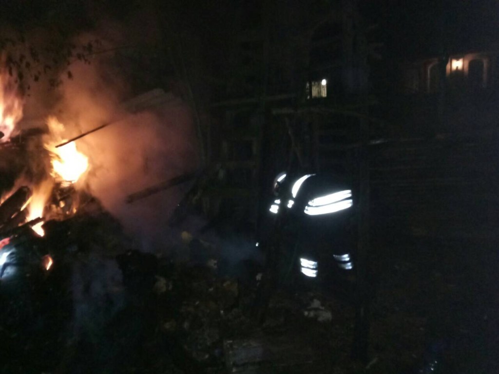 В Киевской области поднялся переполох из-за горевших дров (ФОТО)