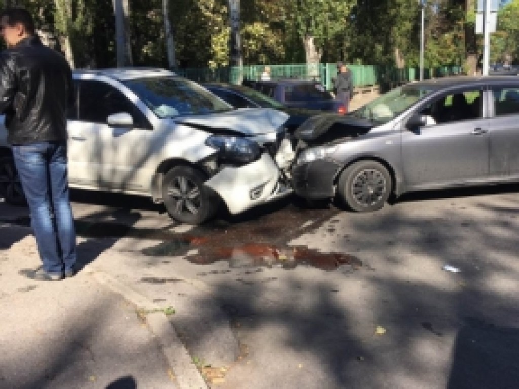 В Запорожье возле перинатального центра лоб в лоб столкнулись легковушки (ФОТО)