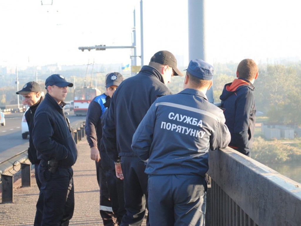 В Николаеве на мосту мужчина пытался покончить с собой (ФОТО)