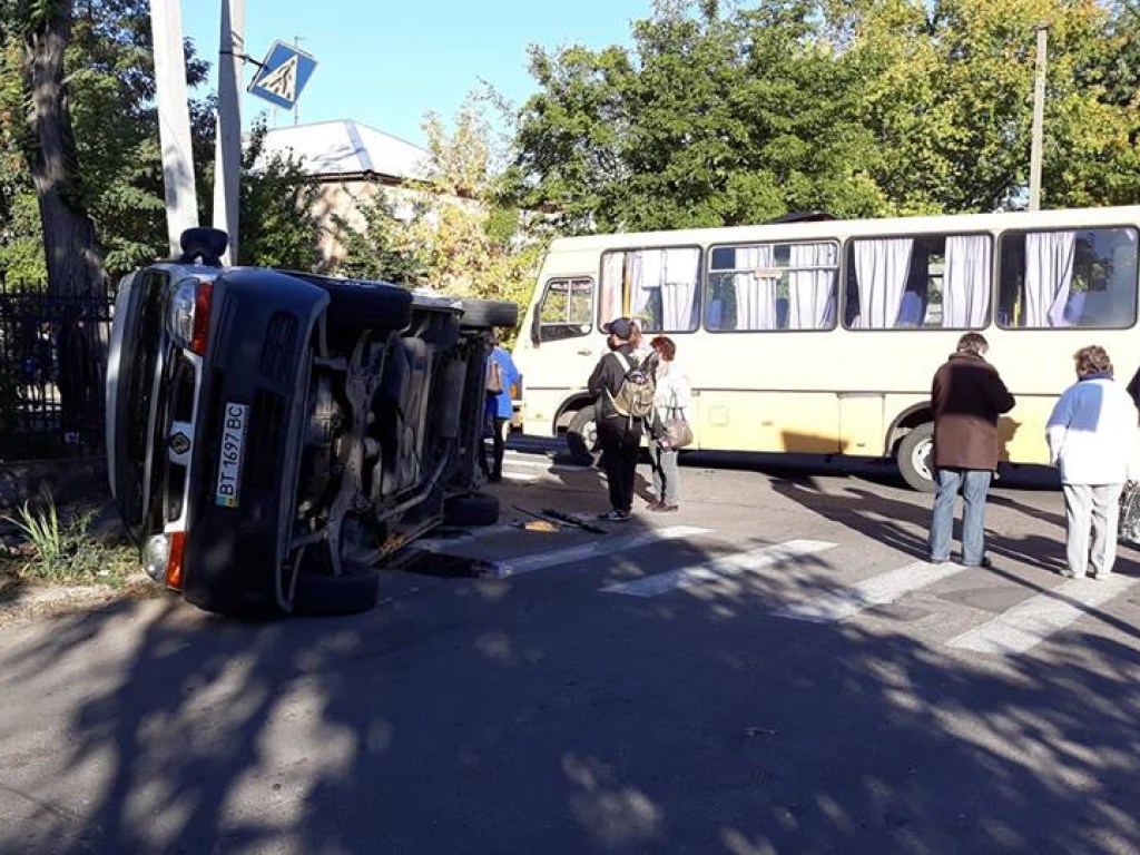 В Новой Каховке перевернулся микроавтобус (ФОТО)