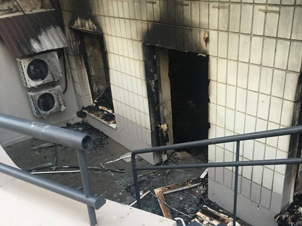 Напротив польского консульства во Львове пожар уничтожил зоомагазин (ФОТО)