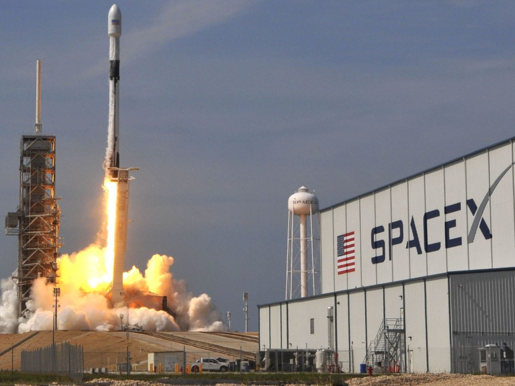 Пилотируемый полет SpaceX перенесли на июнь 2019 года