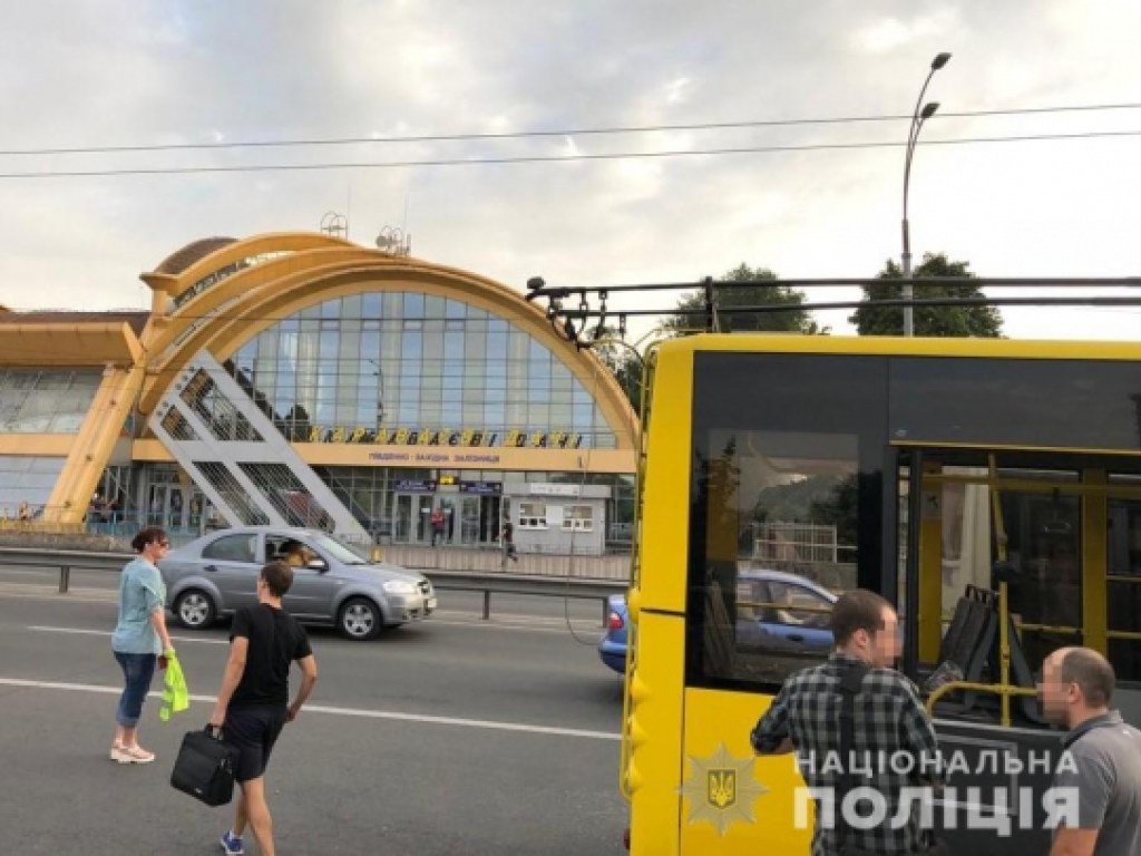 В Киеве на остановке Караваевы дачи пассажир устроил стрельбу в троллейбусе (ФОТО)