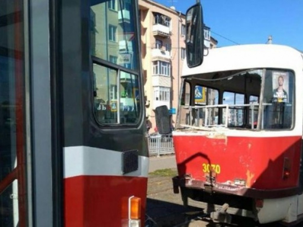 В Харькове водители трамваев устроили гонки: в результате аварии пострадали два человека (ФОТО)