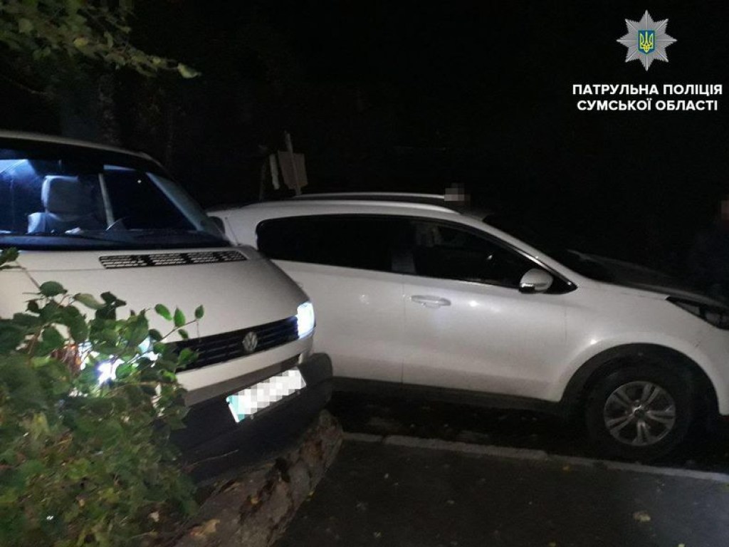 Житель Сум угнал с автомойки Volkswagen, врезался в припаркованный Kia Sportage и напился водки (ФОТО)