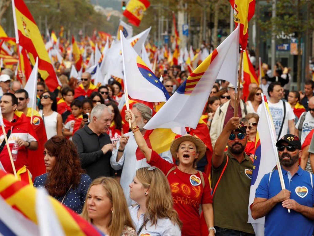 В Мадриде тысячи ультраправых активистов вышли на антиправительственный протест из-за Каталонии (ФОТО)