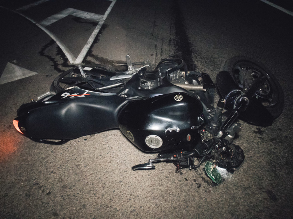 Под Киевом мотоцикл Yamaha врезался в отбойник: парень погиб на месте, девушку госпитализировали (ФОТО, ВИДЕО)