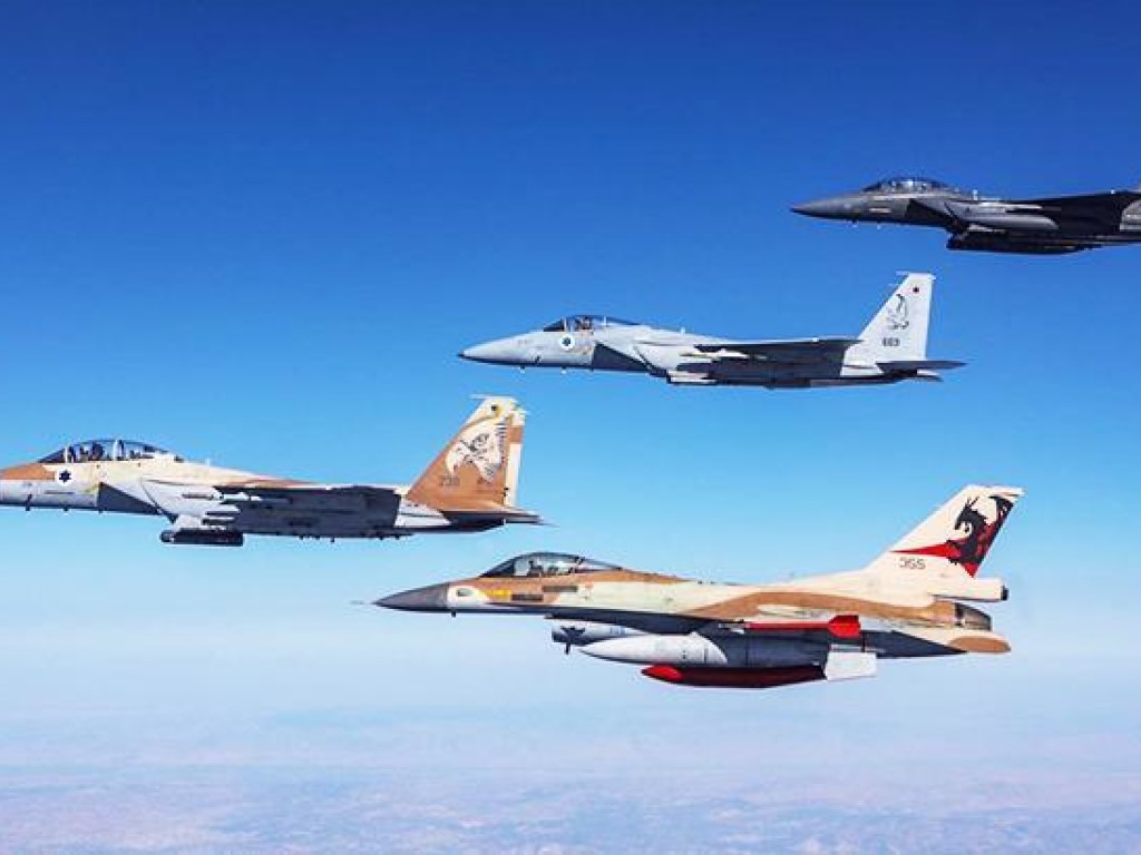 Израиль нанес авиаудар по боевикам в секторе Газа, запускавшим горящие шары