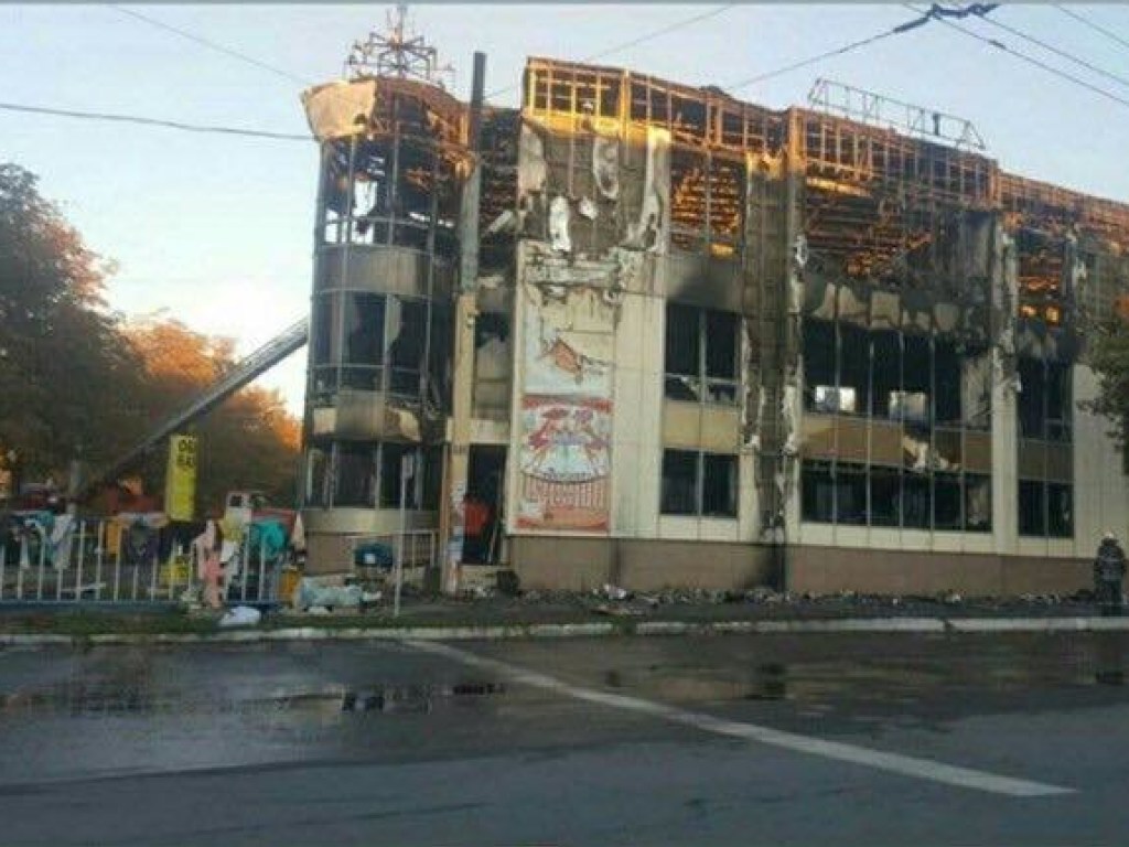 Пожарные опоздали: в Луганской области сгорел торговый центр (ФОТО)