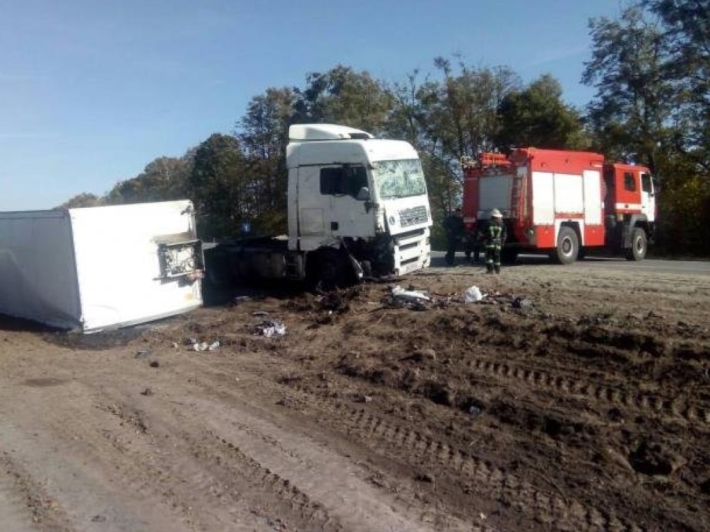 В девяти километрах от Ровно перевернулись два грузовика (ФОТО, ВИДЕО)