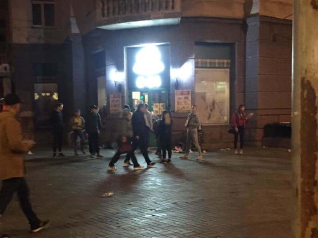 На улице Грушевского в Киеве толпа подростков ограбила магазин &#8212; СМИ