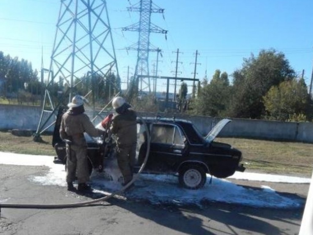 В Скадовске загорелся автомобиль во время движения