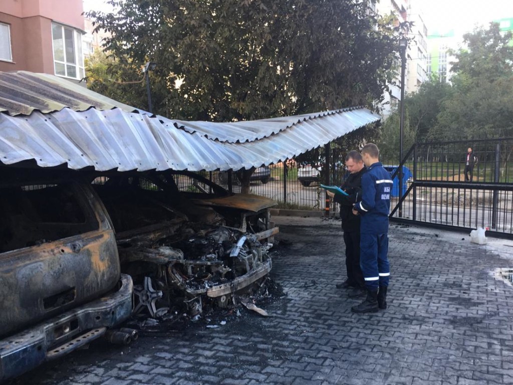 В Одессе неизвестные подожгли автостоянку: сгорели пять автомобилей