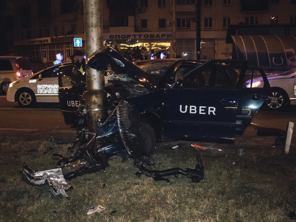 В Киеве пьяный водитель Uber врезался в столб: пассажир в тяжелом состоянии (ФОТО, ВИДЕО)