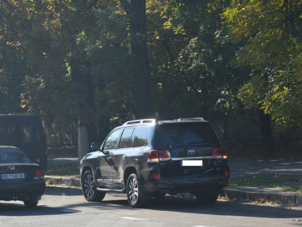В центре Николаева у водолечебницы пьяный мужчина за рулем мусоровоза врезался в Toyota Land Cruiser (ФОТО)