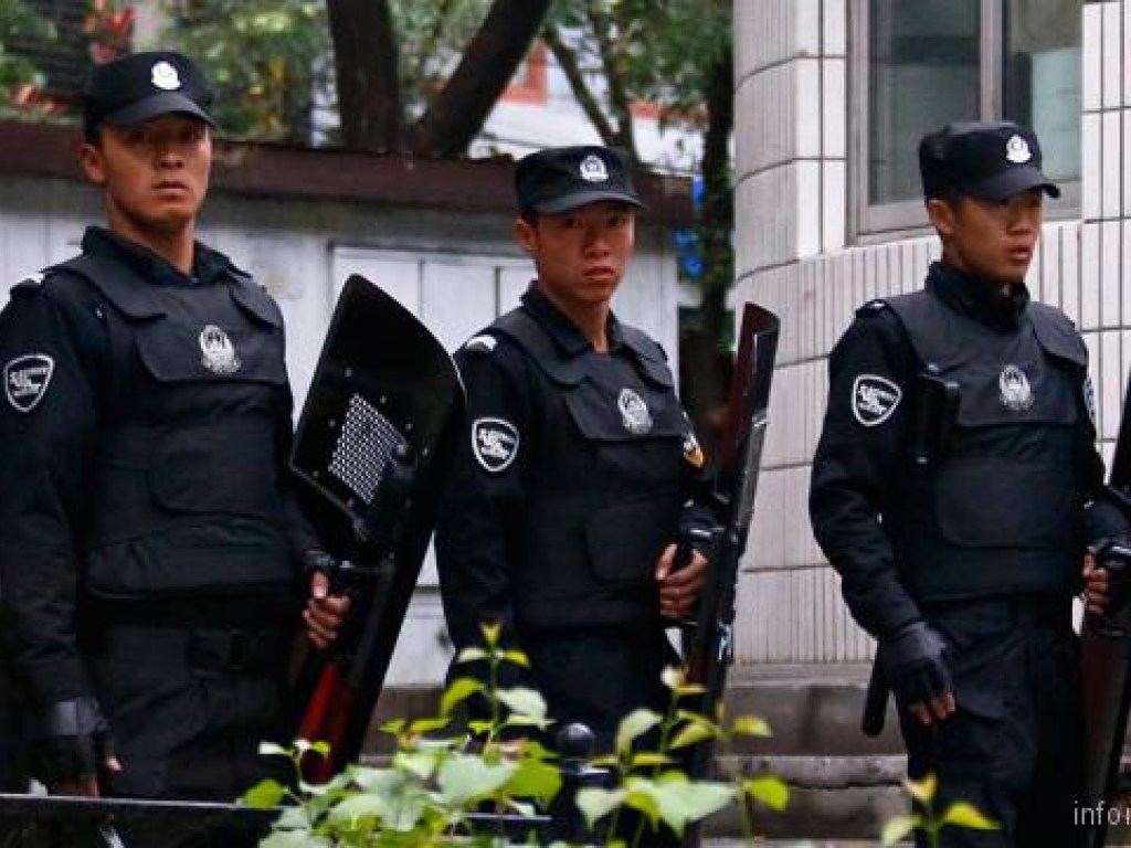 В Китае мужчина с ножом напал на прохожих и протаранил на автомобиле толпу