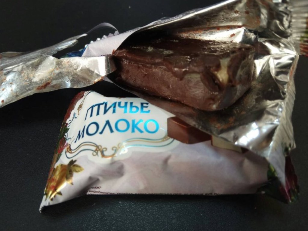 Акционные конфеты: жительнице Николаева продали сладкий товар, покрытый плесенью (ФОТО)