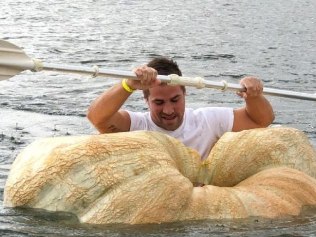 В Германии состоялся заплыв на гигантских тыквах (ФОТО)